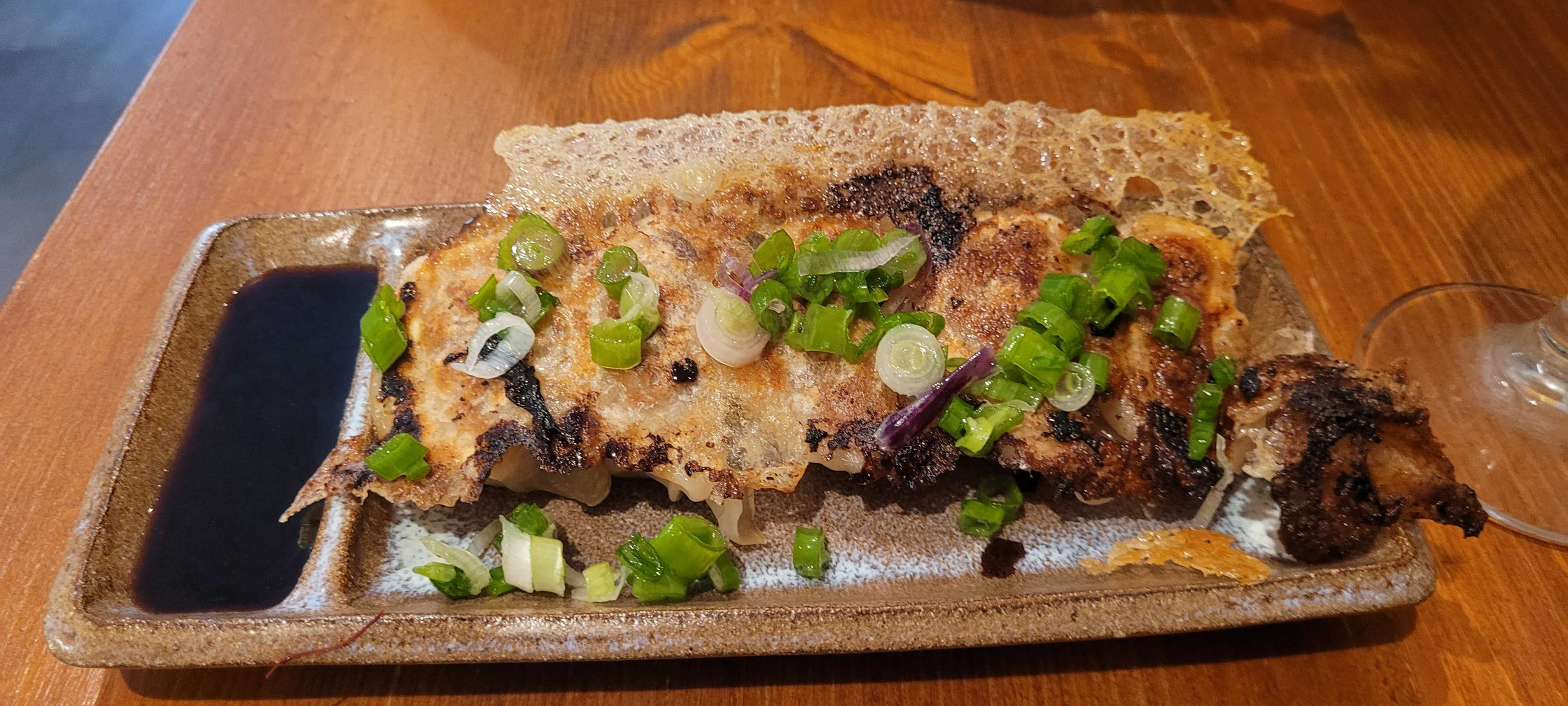 Gyoza à la japonaise avec le croustillant derrière