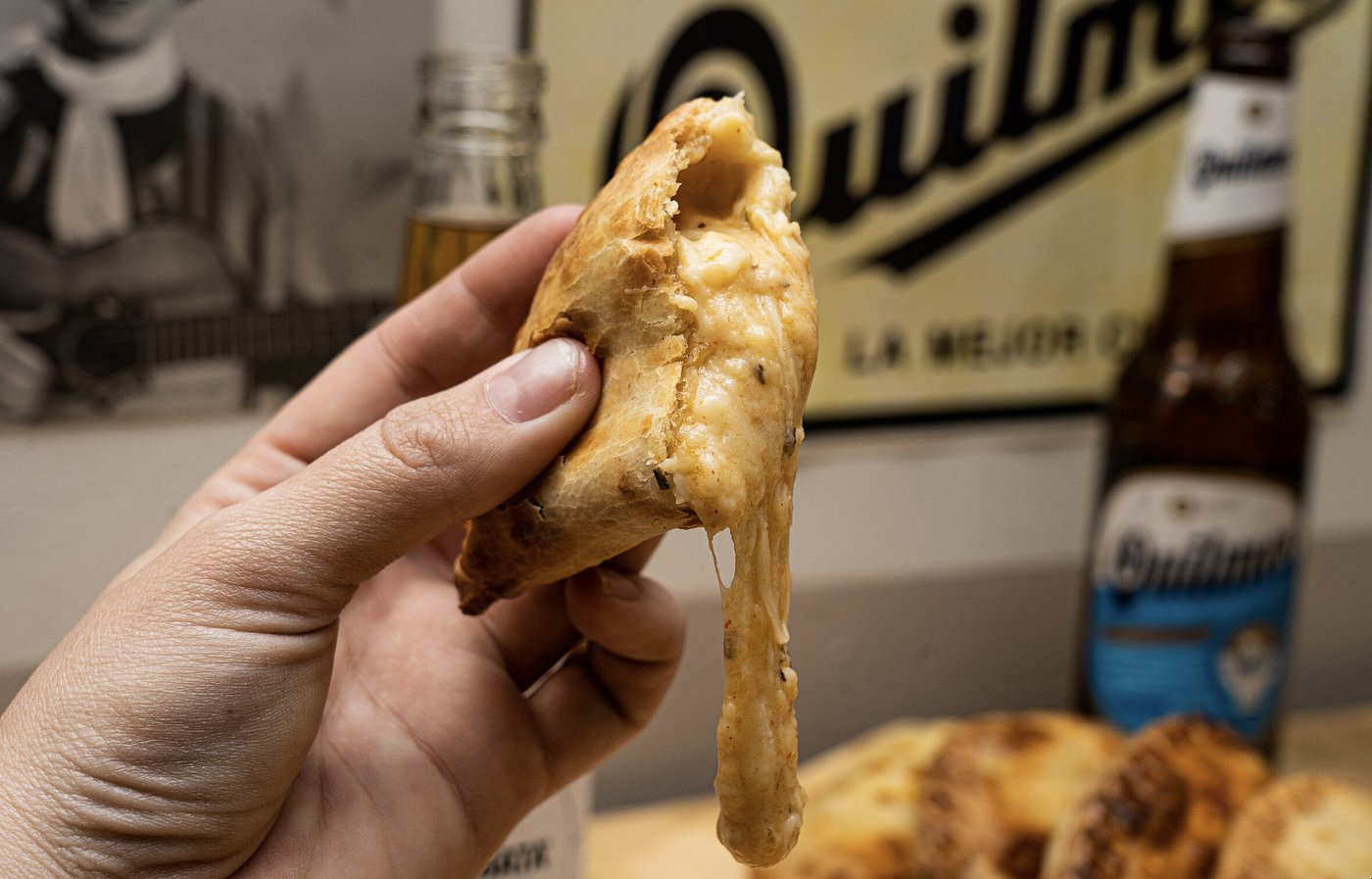 Intérieur d'un empanadas au fromage bien coulant
