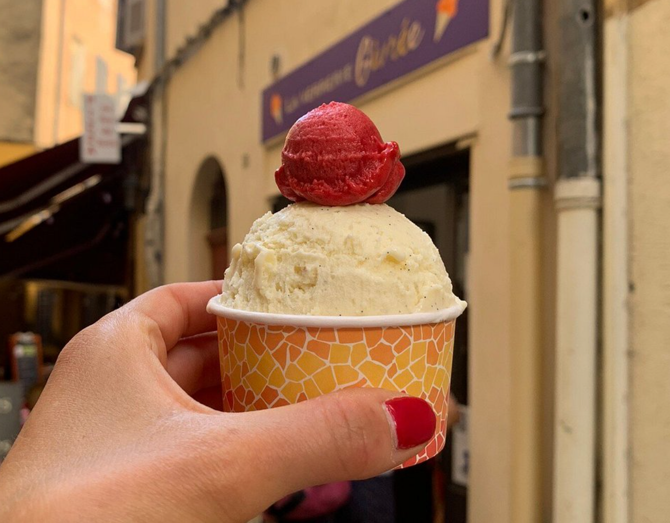 Pot vanille avec sa petite boule bissap