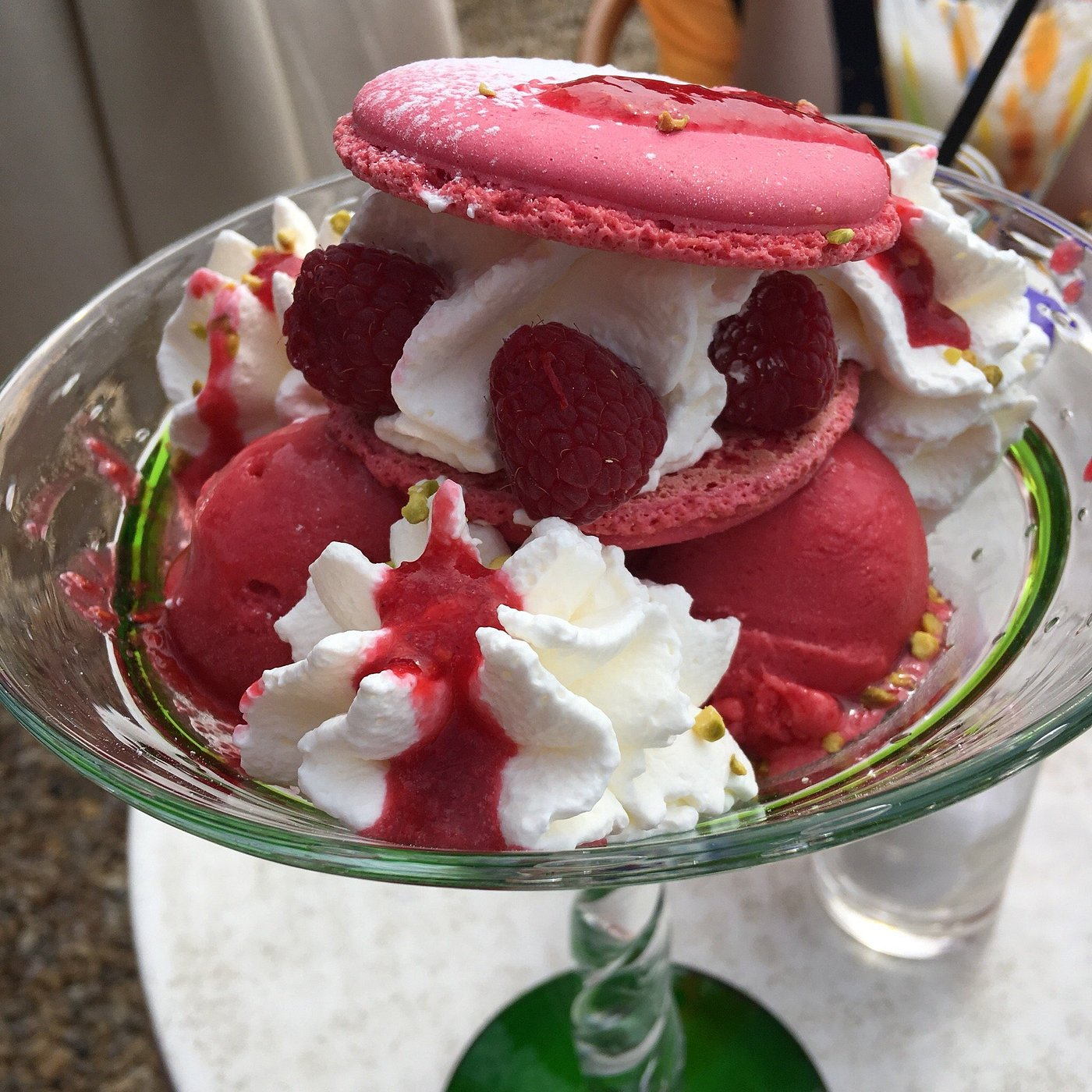 Glace fruits rouges macaron